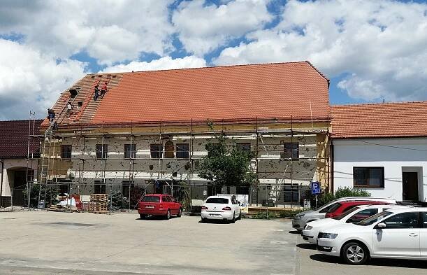 Rok poté. Tornádo muži zabilo bratra, stoletou rodinnou hospodu staví znovu