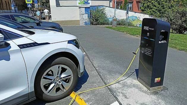 Praha vypíná elektromobilům parkovací privilegium, SDA žádá novou formu podpory