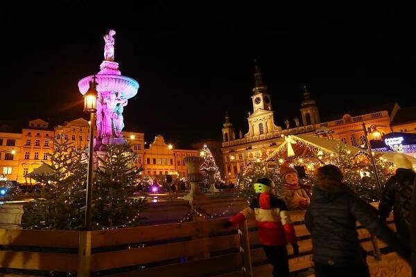 Na budějovickém náměstí září vánoční strom. Dejte mu hlas v naší anketě
