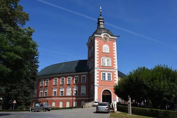 Soubor:Kamenice-nad-Lipou-zámek2015.jpg