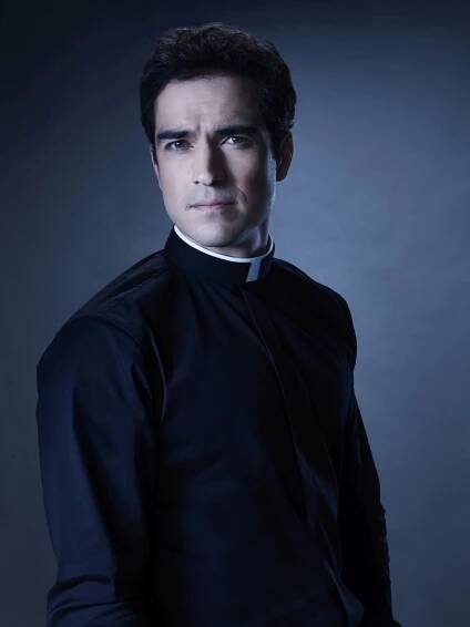otec Tomas Ortega (Alfonso Herrera)
