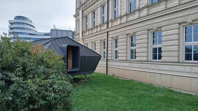 Fakulta architektury Vysokého učení technického v Brně postavila na své předzahrádce návrh modulu antarktické stanice.
