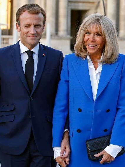 Emmanuel Macron and Brigitte Macon prior to the inauguration of the exhibition "Paris-Athens. Birth of Modern Greece "at the Louvre Museum on September 27, 2021. 
