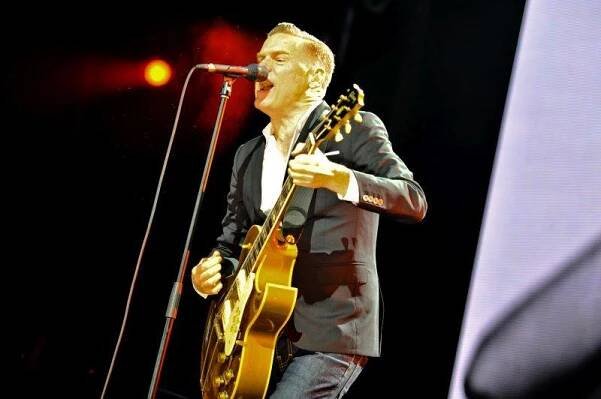 FOTOREPORT: LIVE: Bryan Adams v Praze: elegance i floutkovství s jedinečným hlasem