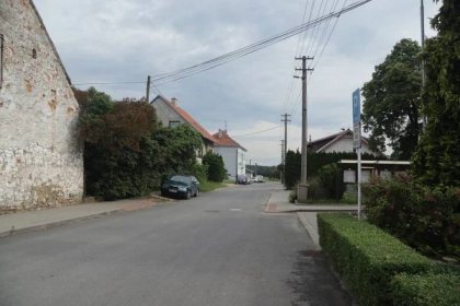 Soubor:South view of K Sokolovně street in Rapotice, Třebíč District.jpg – Wikipedie
