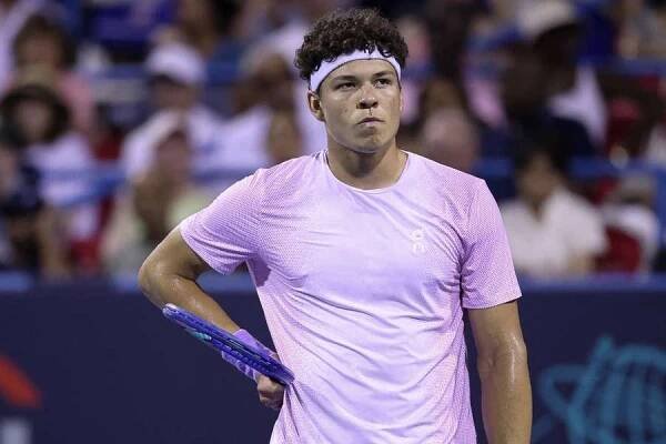 Shelton se nemohl opřít o největší zbraň a překvapivě končí. Washington zná oba finalisty
