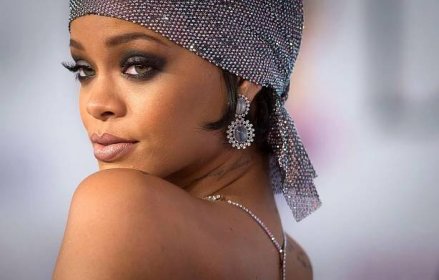 Rihanna přepsala dějiny. Na obálce Vogue má šátek, který dříve nosily otrokyně