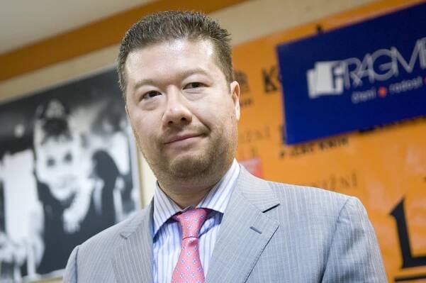 Tomio Okamura SPD: EU chce přerozdělovat migranty do ČR a zrušit právo veta!!