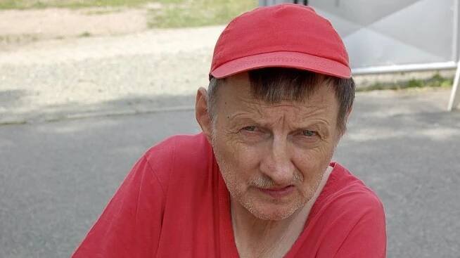 Pavel Bláha, elegán v červeném, oslaví 60 let. Jak žije v chráněném bydlení Společnosti DUHA?