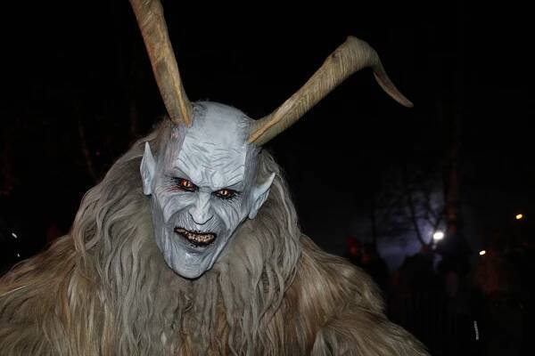 Krampusové naháněli hrůzu ve Vyšším Brodě. Výtěžek akce putoval na dobrou věc