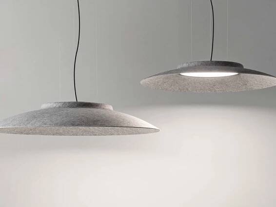 Die Hybrid-Leuchte Zoover von Delta Light, die auch für gute Raumakustik sorgt, erscheint aus verändertem Blickwinkel in einem anderen Licht. Je niedriger die Augenhöhe, umso mehr wird die diffuse Lichtscheibe zunächst als Sichel und schließlich in ihrer ganzen Form wahrgenommen. Bildquelle: Delta Light