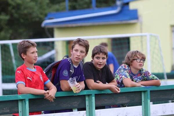 Fotbalisté Tupes (žluté dresy) v 1. kole Poháru OFS Uherské Hradiště Jarošovský pivovar doma podlehli Mařaticím 1:3.