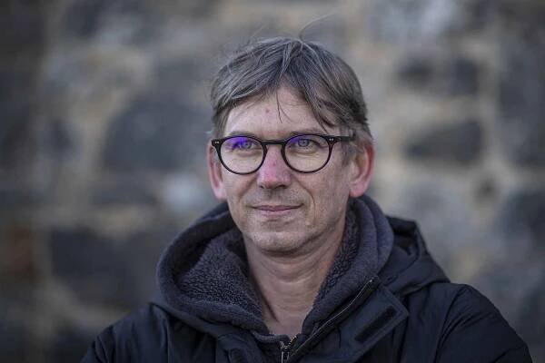 Popřejte k narozeninám hostivické bábince, vyzývá veřejnost režisér Strach