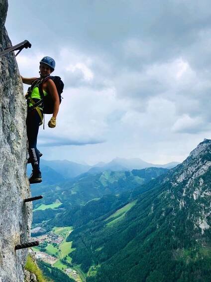 Kolmé pasáže ve vyšších partiích feraty dosahují obtížnosti C/D. Kaiser Joseph Klettersteig Seemauer, Hochschwabgruppe, rakouské Alpy