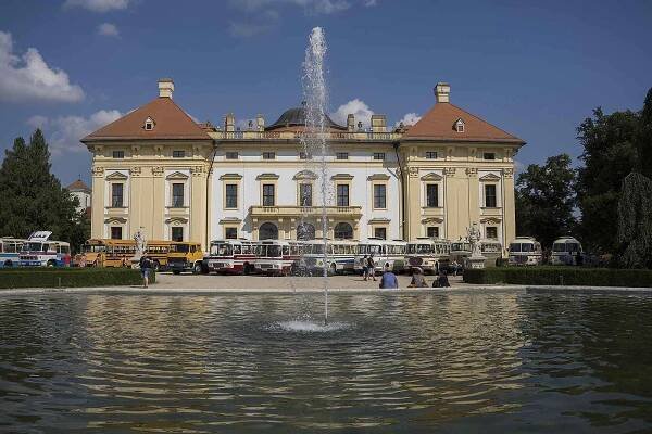 Zámecký park ve Slavkově zabraly historické autobusy. Podívejte se