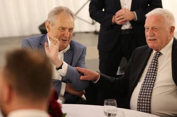 Oslava 80. narozenin Miloše Zemana: Oslavenec s Václavem Klausem.