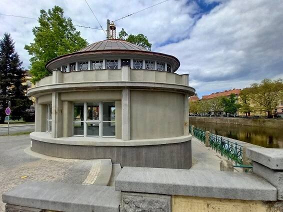 FOTOGALERIE: Na secesní kiosek od Jana Kotěry se vrátila měděná fontána