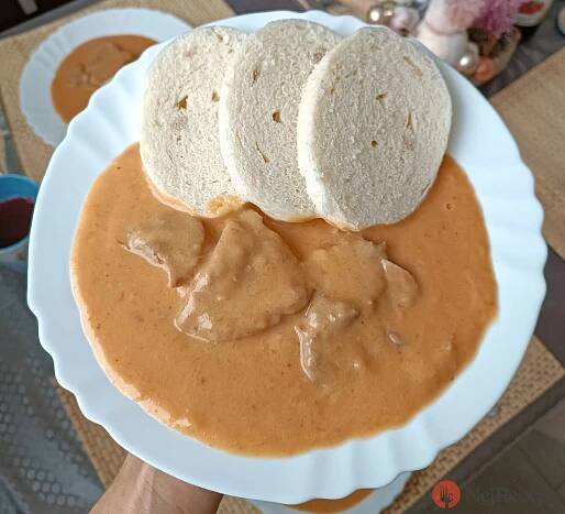 Výtečné vepřové maso v lahodné smetanové omáčce, které si děti oblíbí a sní ho rychle až do posledního kousku.
