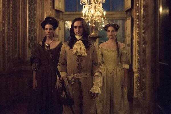 Versailles - Invalidovna - Z filmu - Elisa Lasowski, George Blagden, Noémie Schmidt