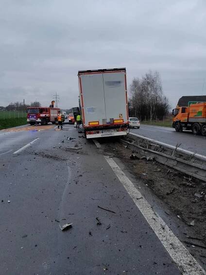 Po najetí kamionu do středových svodidel na 69,5. kilometru… | POŽÁRY.cz - ohnisko žhavých zpráv | hasiči aktuálně