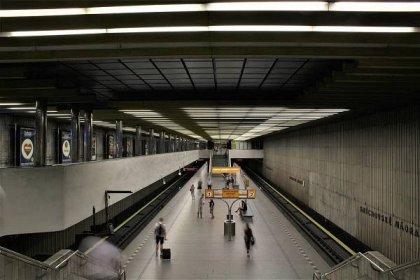 Muž strčil družku do kolejiště metra. Přežila jen díky pohotovosti svědků