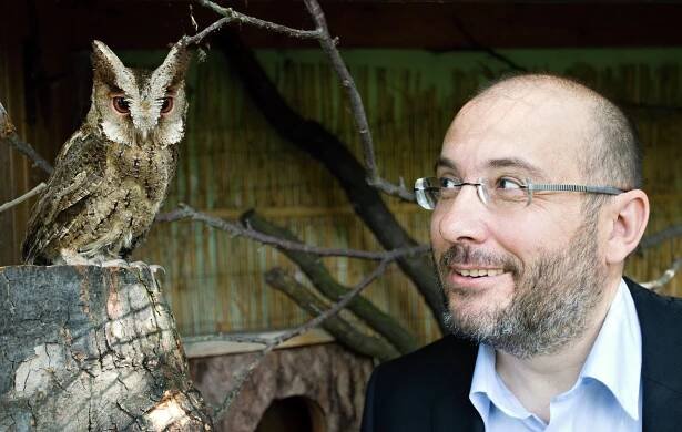 Výreček s ředitelem zoo Miroslavem Bobkem. Foto: Tomáš Adamec, Zoo Praha