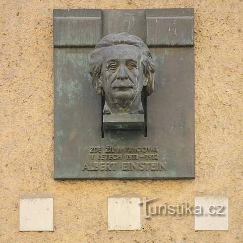 Praha, busta Alberta Einsteina v Lesnické