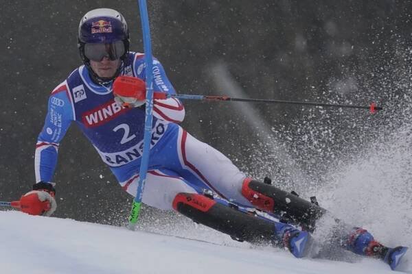 Slalom SP v Bansku byl kvůli počasí zrušen, po odjetí 31 závodníků vedl Noël