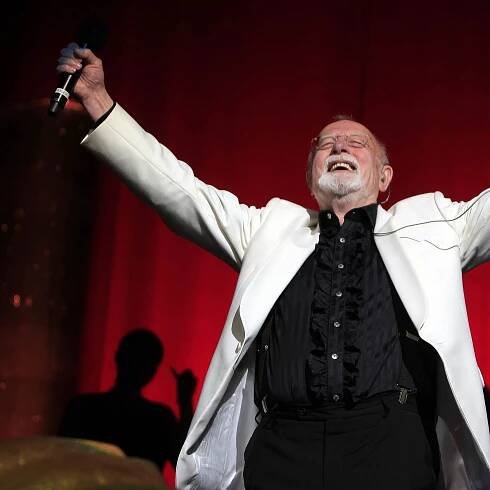 Roger Whittaker, Balladeer With an International Reach, Dies at 87
