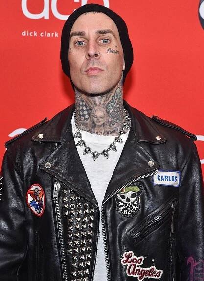 Travis Barker si nechal tetovat na počest bubeníka Foo Fighters Taylora Hawkinse: 'Hawk Forever'