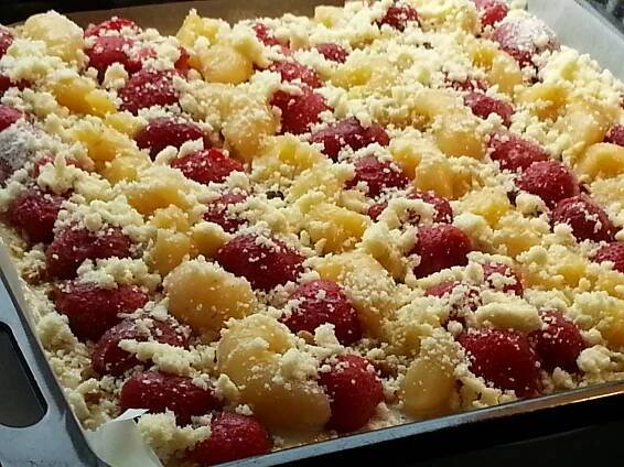 Vynikající ovocný koláč s ořechy a citronovou drobenkou - fotografie 4 - TopRecepty.cz