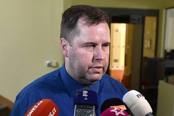Bývalý policista Kadlec možná znovu boural, na Vinohradech měl poškodit dvě auta