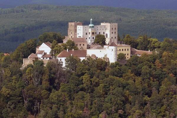 Hrad Buchlov z ptačí perspektivy.