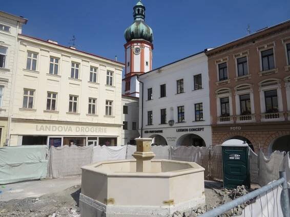 Na náměstí Svobody stavbaři dokončují stavbu nové kašny