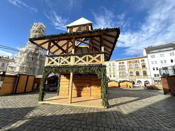 Vánoční trhy v Olomouci 2024 míří k otevření. S novou atrakcí i hrníčky