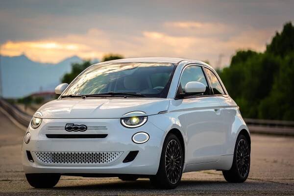 Sázka na elektromobil nevyšla, nový Fiat 500 se navzdory plánům vrací se spalovacím motorem
