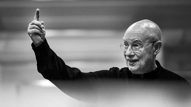 Pod taktovkou výjimečné situace: Jak to vidí dirigent Dennis Russell Davies
