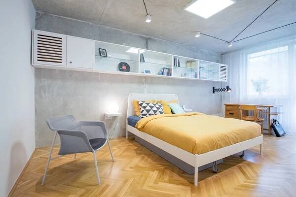 Moderní rekonstrukce panelového bytu s hořčičnými doplnkami