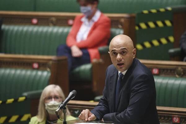 Podle britského ministra zdravotnictví se omikron šíří "fenomenální rychlostí"