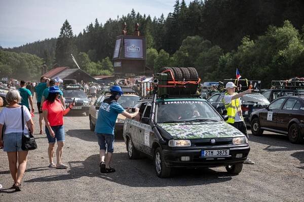 Káry za pár korun a dvě Pamely. Na Bílé se to hemžilo vyladěnými auty Gumbalkan
