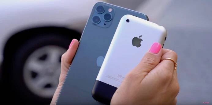 Podívejte se na zajímavé porovnání nejstaršího a nejnovějšího iPhonu