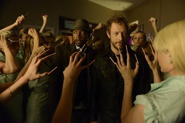 Dívka odjinud - Sleeping Beauty School - Z filmu - K.C. Collins, Kris Holden-Ried