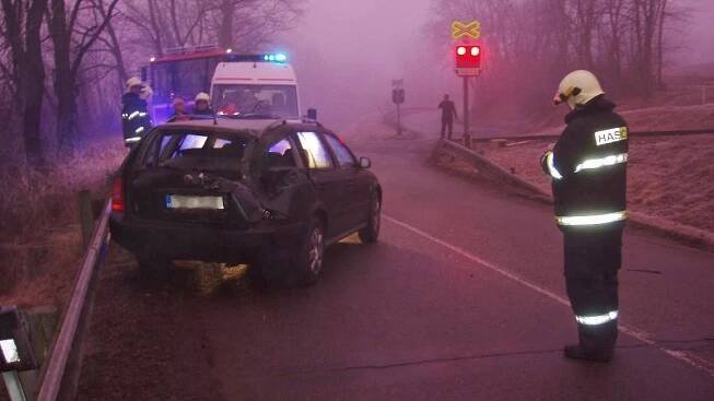 U Ivančic na Brněnsku odhodil vlak osobák 15 metrů daleko