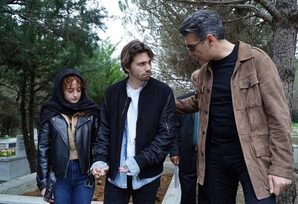 Zrazená láska - Kalbi Kahraman Kadın... - Z filmu - Yeliz Kuvancı, Tarık Emir Tekin, Caner Cindoruk