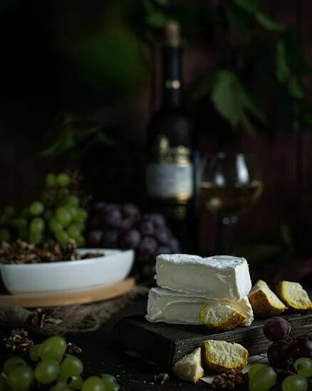 bezplatná Základová fotografie zdarma na téma bílé víno, camembert, červené hrozny Základová fotografie