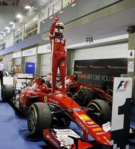 Divák na trati, žasl Vettel. Co to bylo za idiota?! zuřil Ricciardo