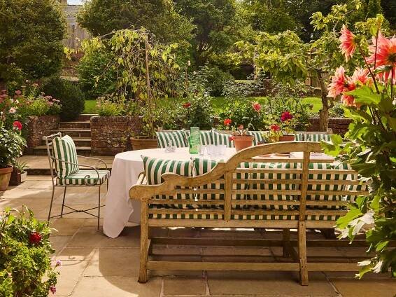 Stylish outdoor dining area ideas for summer living