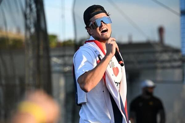 FOTO: Jon Mariánek je showman. – stránka 139
