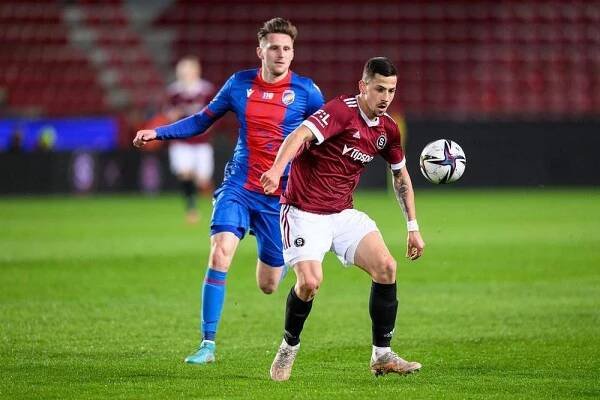 Martin Minčev ze Sparty a Filip Kaša z Viktorie Plzeň během utkání 21. kola.