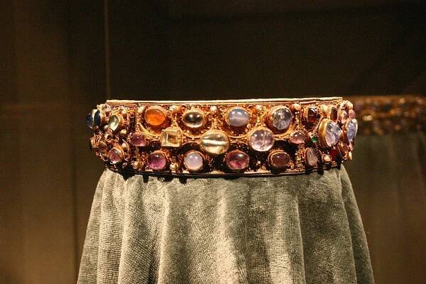 File:Crown of Cunigude.jpg - Wikimedia Commons